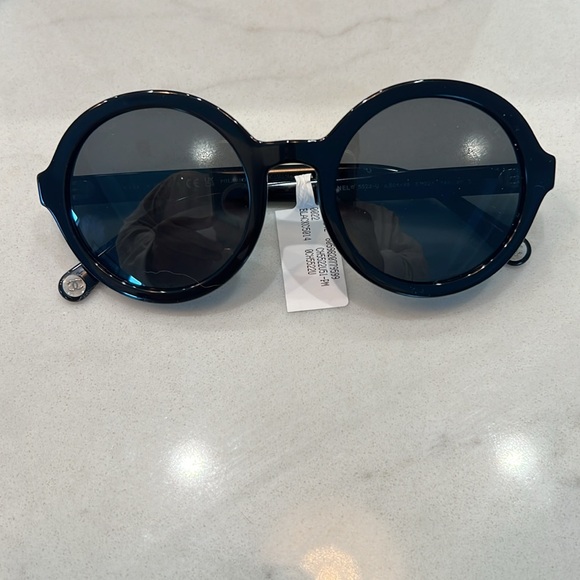 CHANEL POLARIZED SUNGLASSES - Picture 7 of 8